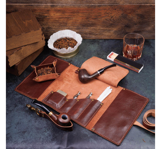 In a leather pipe roll you can fit specific kit such as a smoking pipe, tobacco accessories, or several cigars.