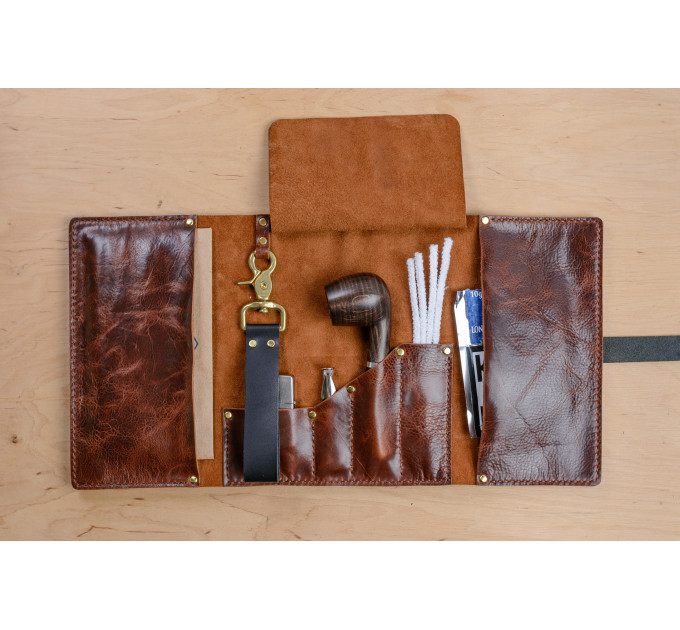 In a leather pipe roll you can fit specific kit such as a smoking pipe, tobacco accessories, or several cigars.