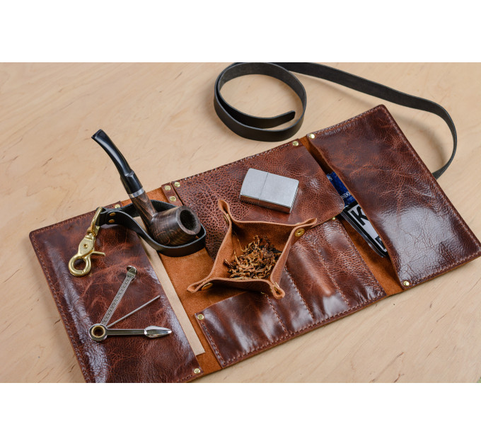 In a leather pipe roll you can fit specific kit such as a smoking pipe, tobacco accessories, or several cigars.