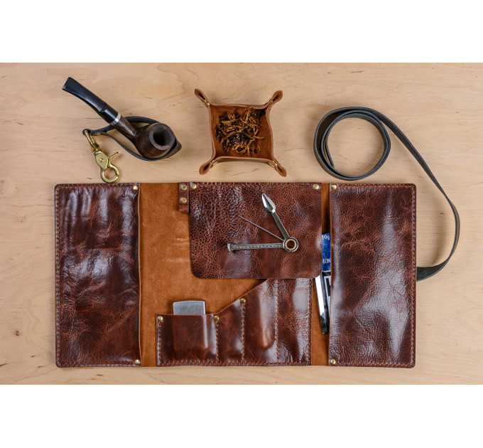 In a leather pipe roll you can fit specific kit such as a smoking pipe, tobacco accessories, or several cigars.