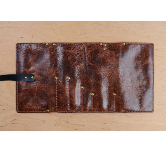 In a leather pipe roll you can fit specific kit such as a smoking pipe, tobacco accessories, or several cigars.