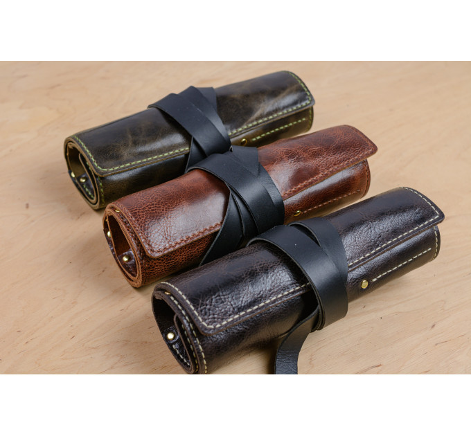 In a leather pipe roll you can fit specific kit such as a smoking pipe, tobacco accessories, or several cigars.