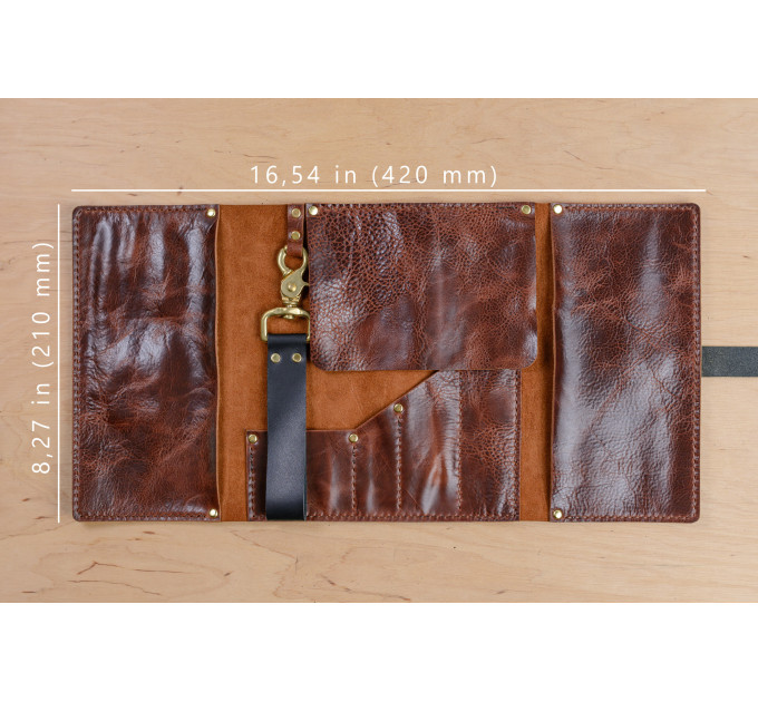 In a leather pipe roll you can fit specific kit such as a smoking pipe, tobacco accessories, or several cigars.