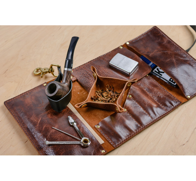 In a leather pipe roll you can fit specific kit such as a smoking pipe, tobacco accessories, or several cigars.