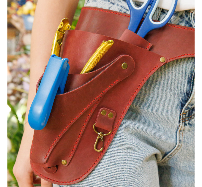Introducing our functional and stylish leather gardening tool belt – a must have for any florist and gardener, that keeps your utilities well organized and easy to access. Our gardener belt is made from a high-quality, durable leather, ensuring longevity 