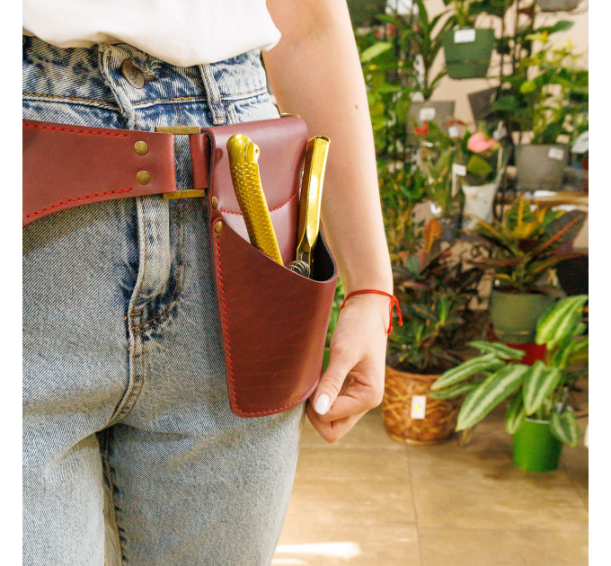 Introducing our functional and stylish leather gardening tool belt – a must have for any florist and gardener, that keeps your utilities well organized and easy to access. Our gardener belt is made from a high-quality, durable leather, ensuring longevity 