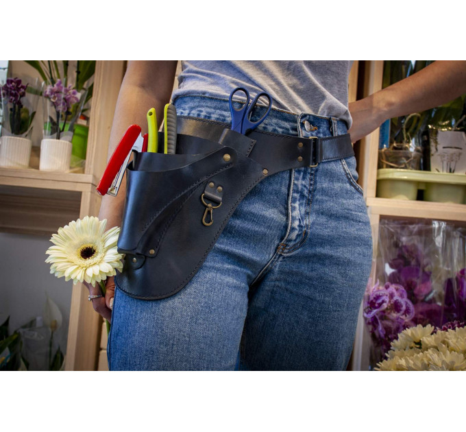 The thought-out design doesn’t allow the tool fall out when you lean or squat